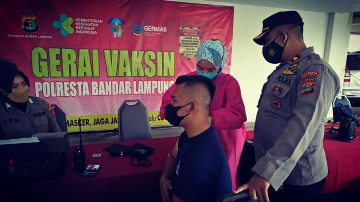 Jemput Bola, Polsek TbU Gelar Vaksinasi di Hotel Swiss Bell